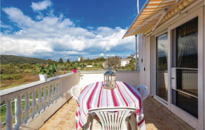 1 Bedroom Amazing Apartment In Kampor